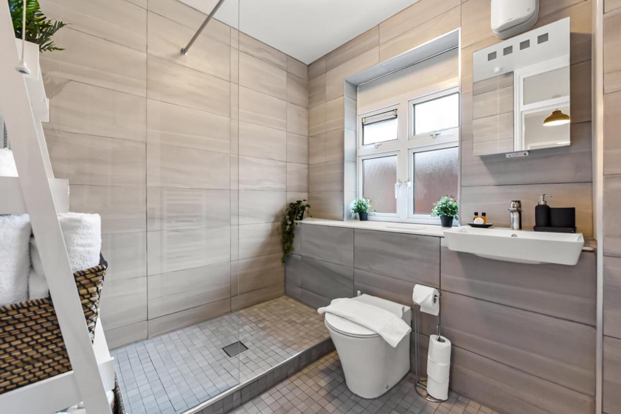 Family Friendly, Zone 2, 2 Beds, Overground London Exterior photo