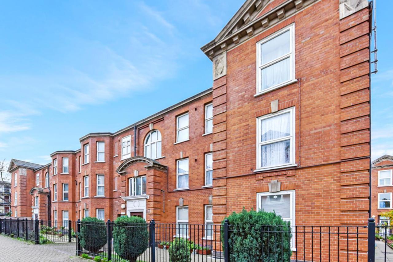 Family Friendly, Zone 2, 2 Beds, Overground London Exterior photo