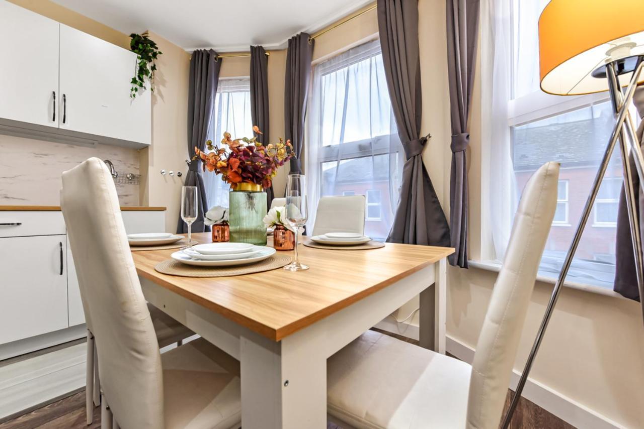 Family Friendly, Zone 2, 2 Beds, Overground London Exterior photo